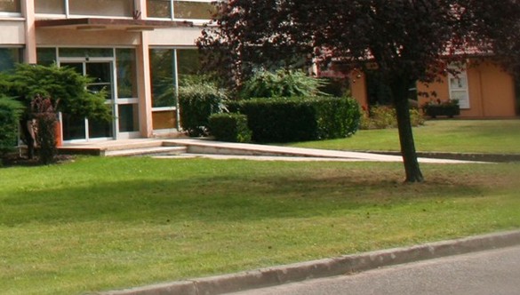 Extérieur du bâtiment et rampe d'accès